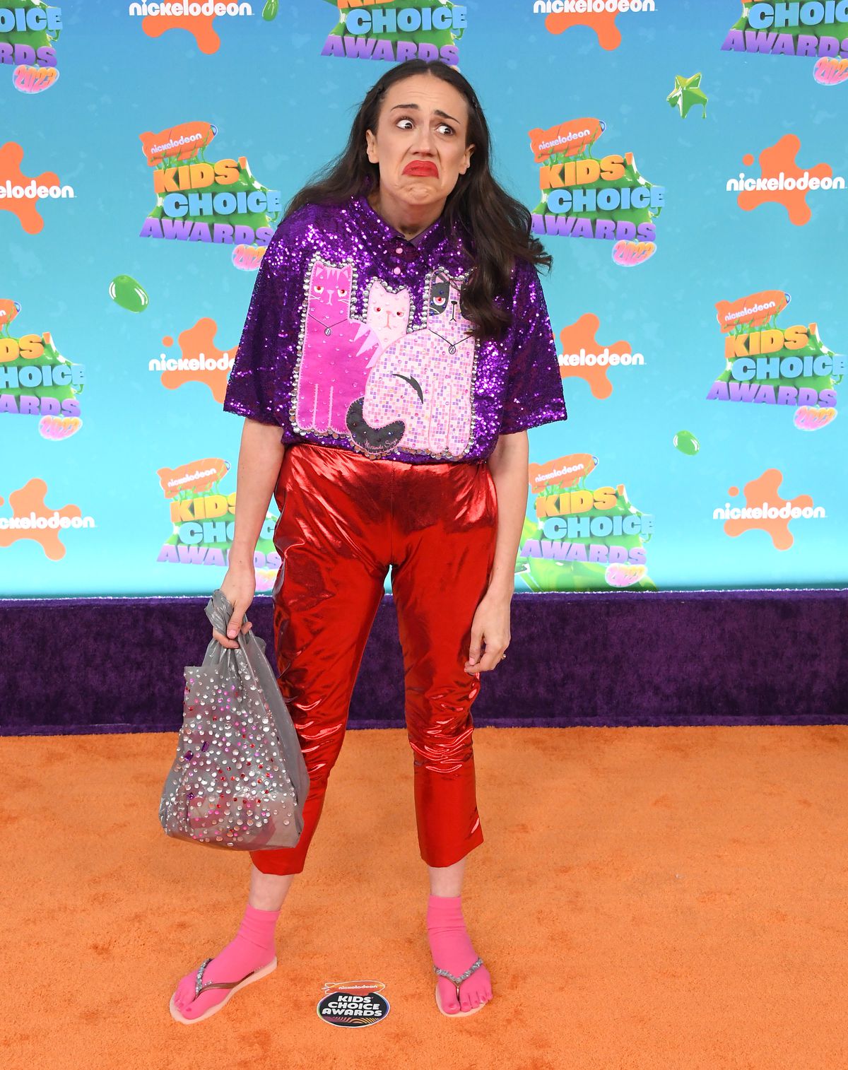 Colleen Ballinger klädd i karaktär som Miranda Sings vid 2023 Kids' Choice Awards.  Hon är klädd i en katttopp med paljetter, uppdragna glänsande röda byxor och rosa strumpor med flipflops.