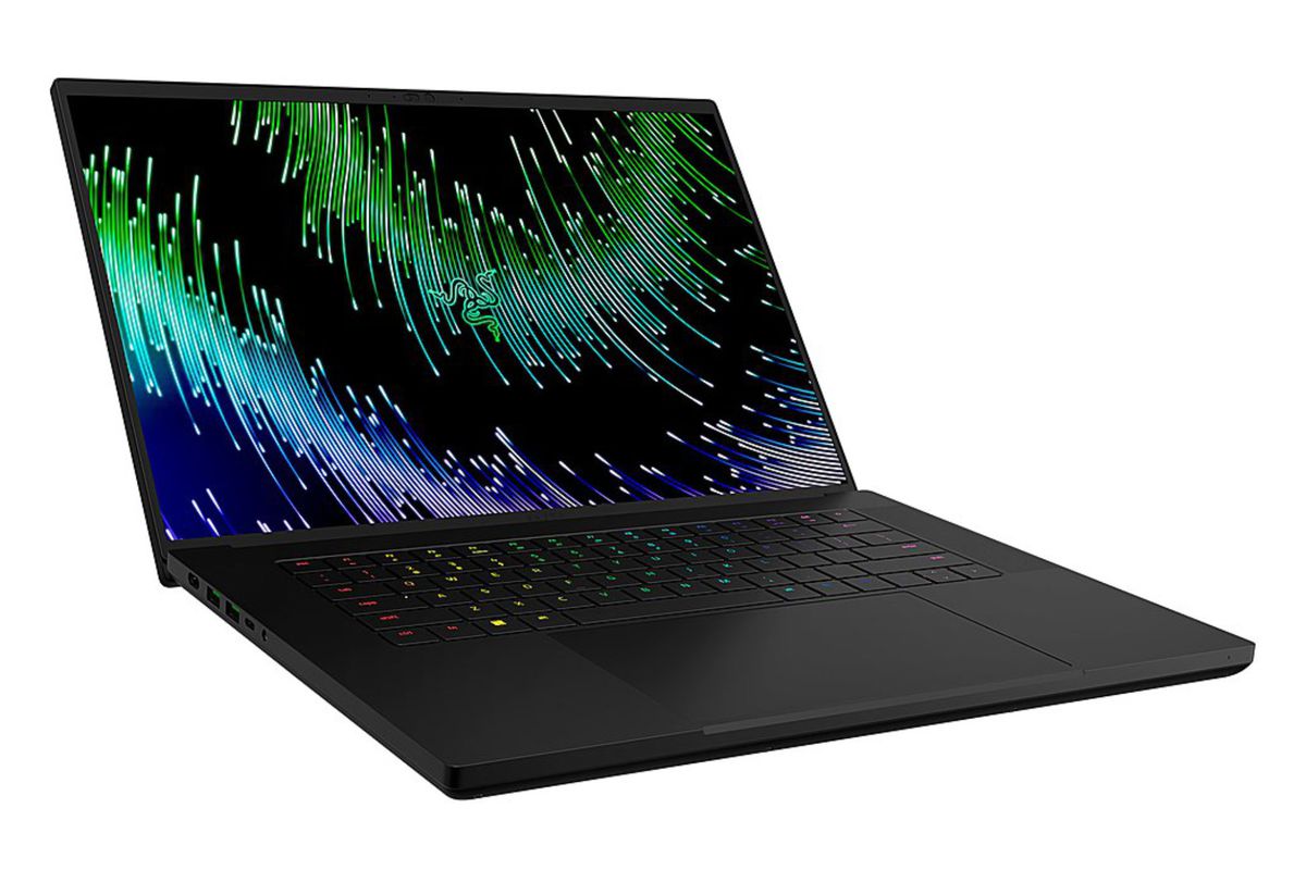 En bild som visar en sidovy av den bärbara speldatorn Razer Blade 16