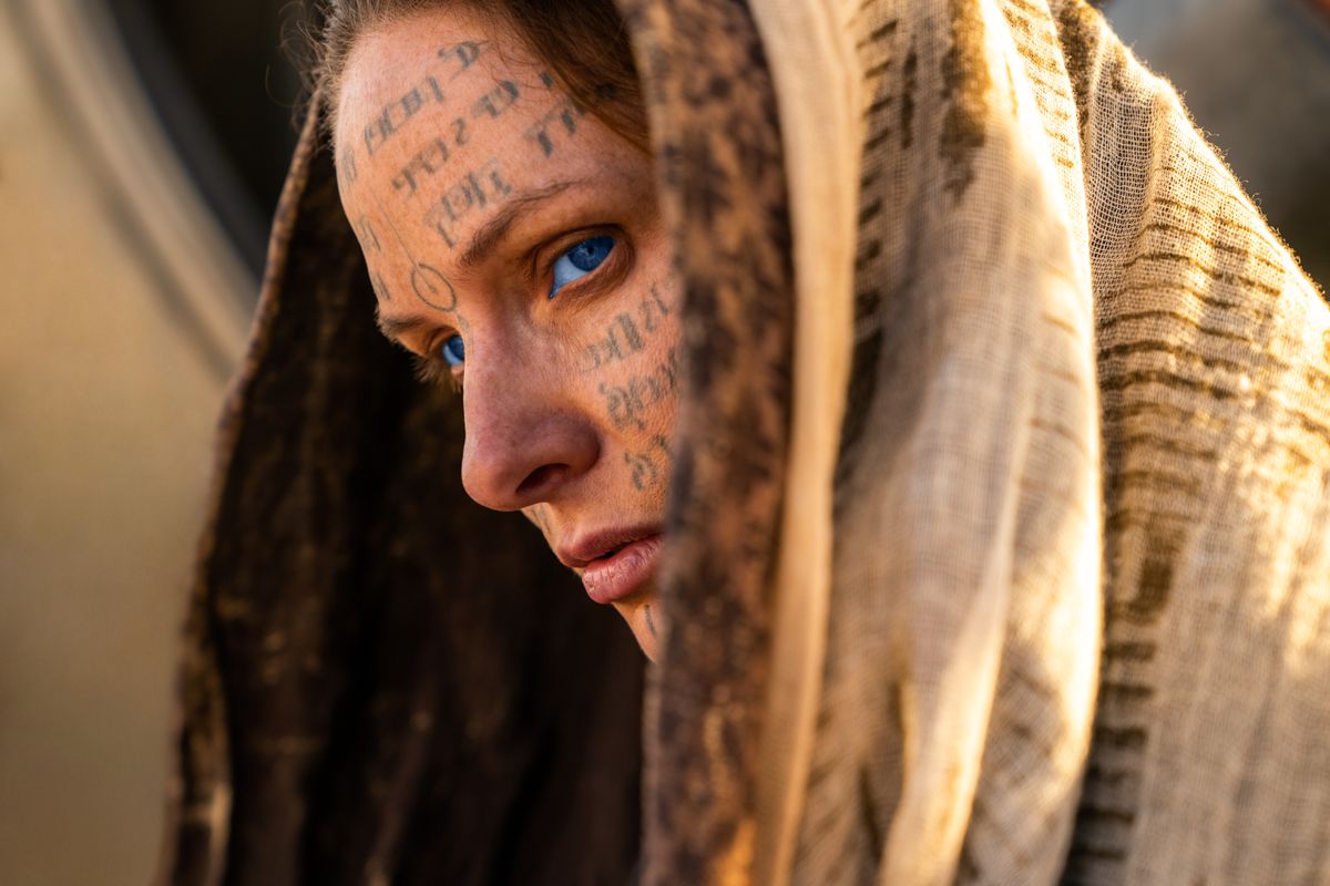 Lady Jessicas (Rebecca Ferguson) tatuerade ansikte kikar fram under en sjal i Dune: Part Two