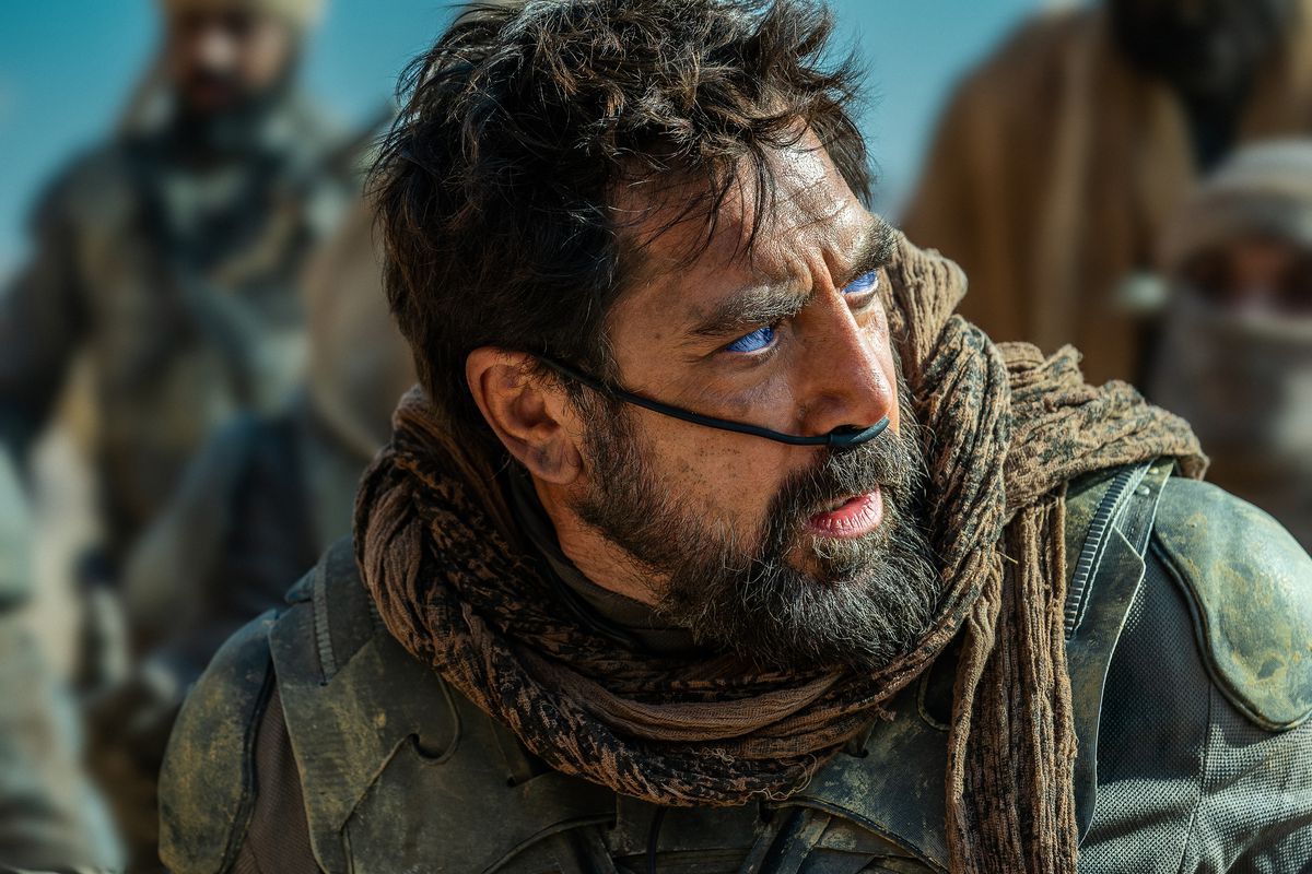 Stilgar (Javier Bardem) iklädd kroppsrustning, en halsduk och en nässlang medan han tittar till vänster om honom i Dune: Part Two