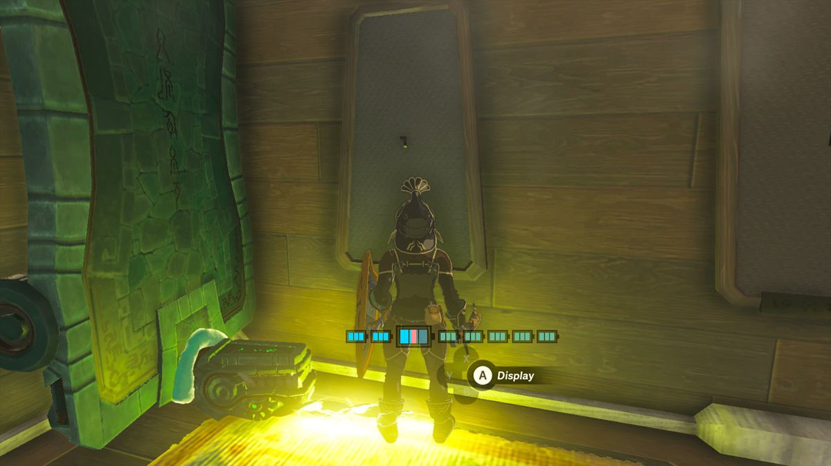 Link står framför en bågemonter när en stötsändare slår sina fötter i Tears of the Kingdom.  Eftersom han är i gummirustningen spelar det ingen roll.