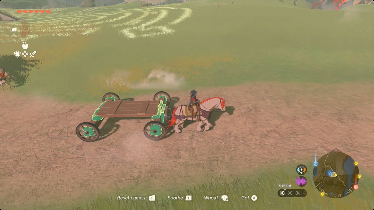 The Legend of Zelda: Tears of the Kingdom Link rider på en häst med en röd man och drar en vagn med bogserselen.