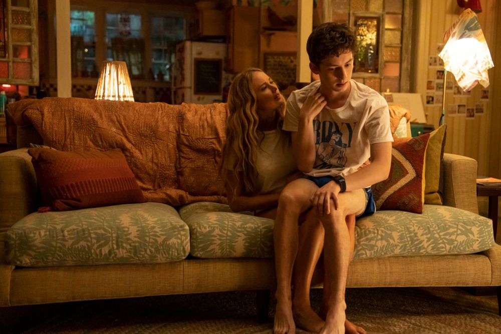 Jennifer Lawrence sitter i en soffa med Andrew Barth Feldman obekvämt i knät i filmen No Hard Feelings.