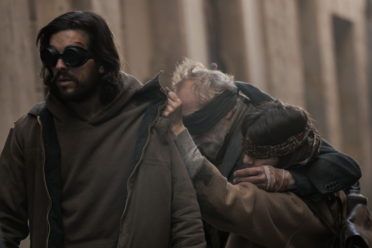 Mario Casas, Gonzalo de Castro och Lola Duenas bär ögonbindel i Netflix Bird Box Barcelona