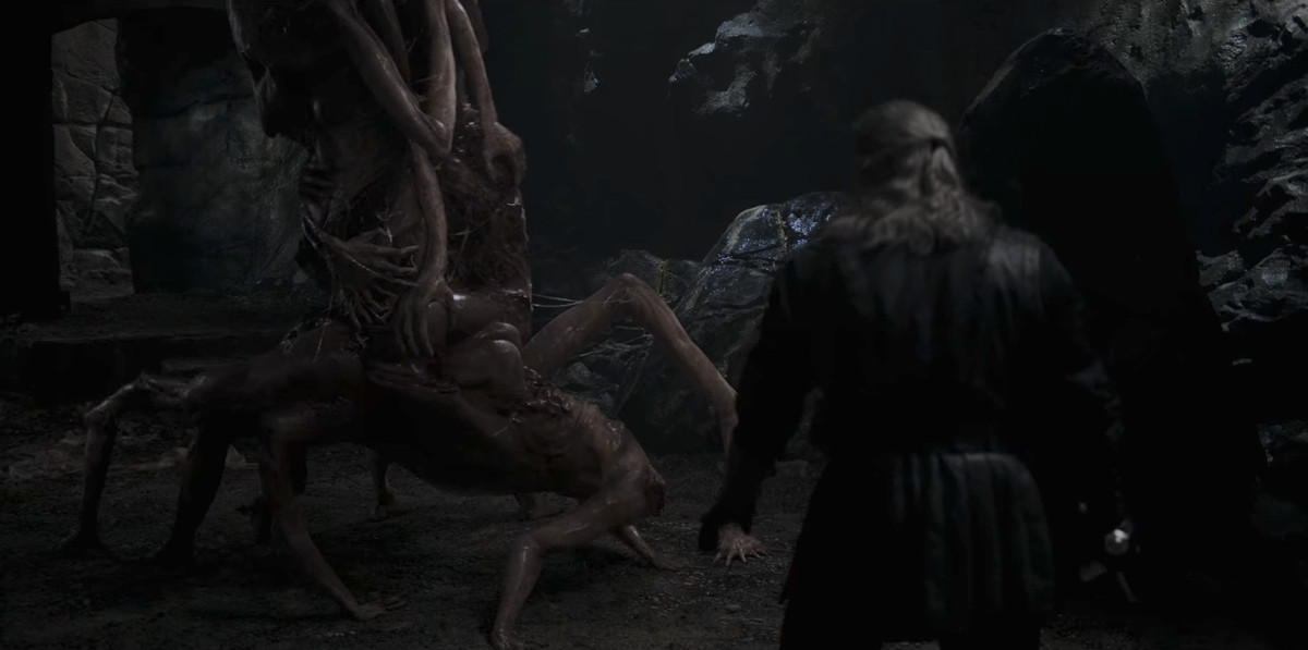 Geralt (Henry Cavill) stirrar ner ett köttmonster i en stillbild från The Witcher säsong 3
