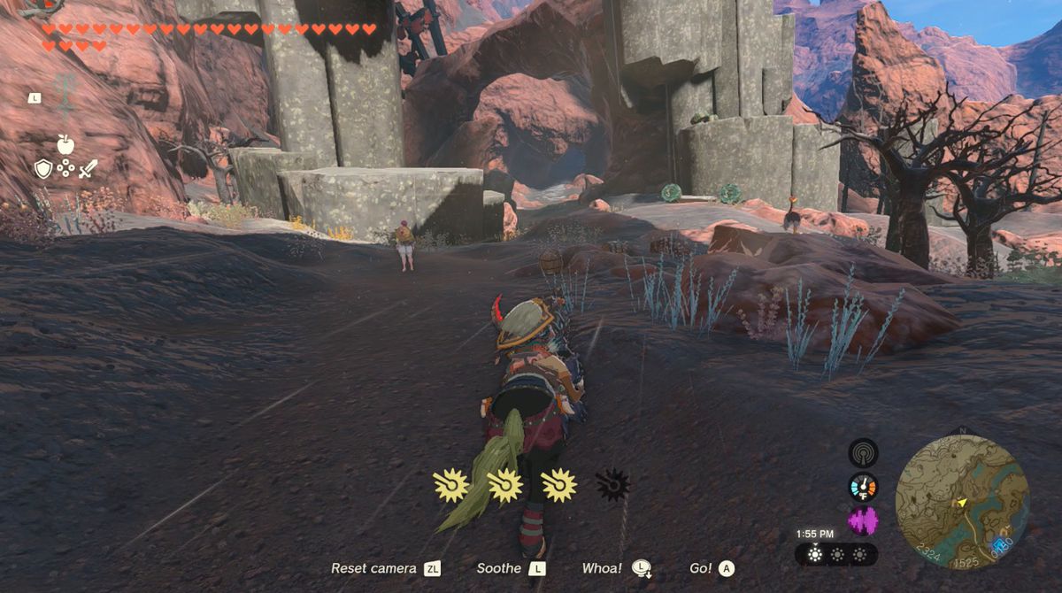 Link rider på en häst mot Lake Intenoch Cave i Zelda: Tears of the Kingdom