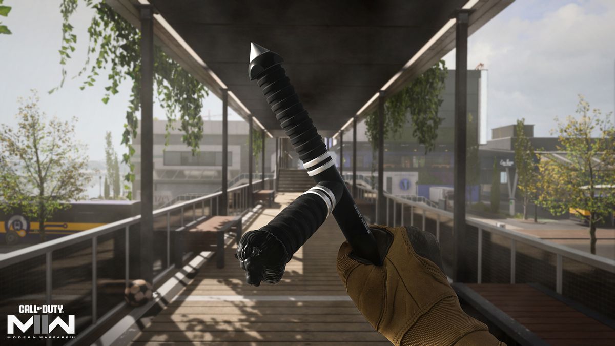 En operatör som använder en Tonfa i Call of Duty: Modern Warfare 2