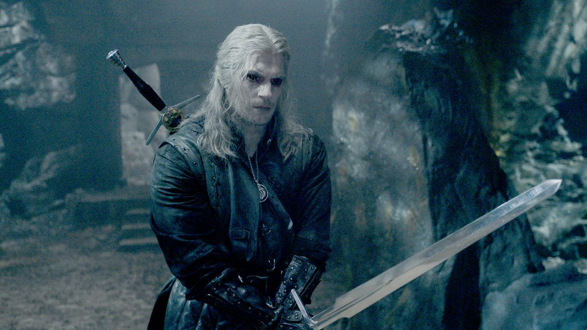Geralt (Henry Cavill) med sitt dragna svärd och sina kolsvarta Witcher-ögon i en stillbild från The Witcher säsong 3