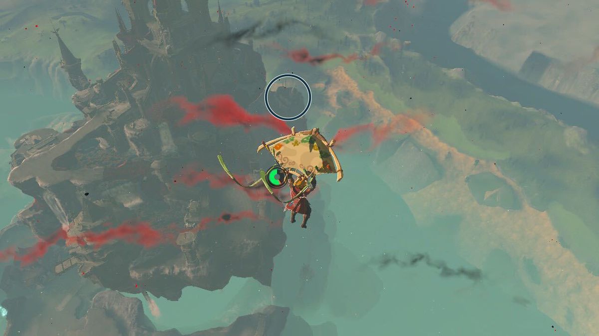 Link, med sin skärmflygare ute, närmar sig en helgedom på den flytande delen av Hyrule Castle i Zelda: Tears of the Kingdom.  Helgedomen är inringad för att göra den lättare att upptäcka. 