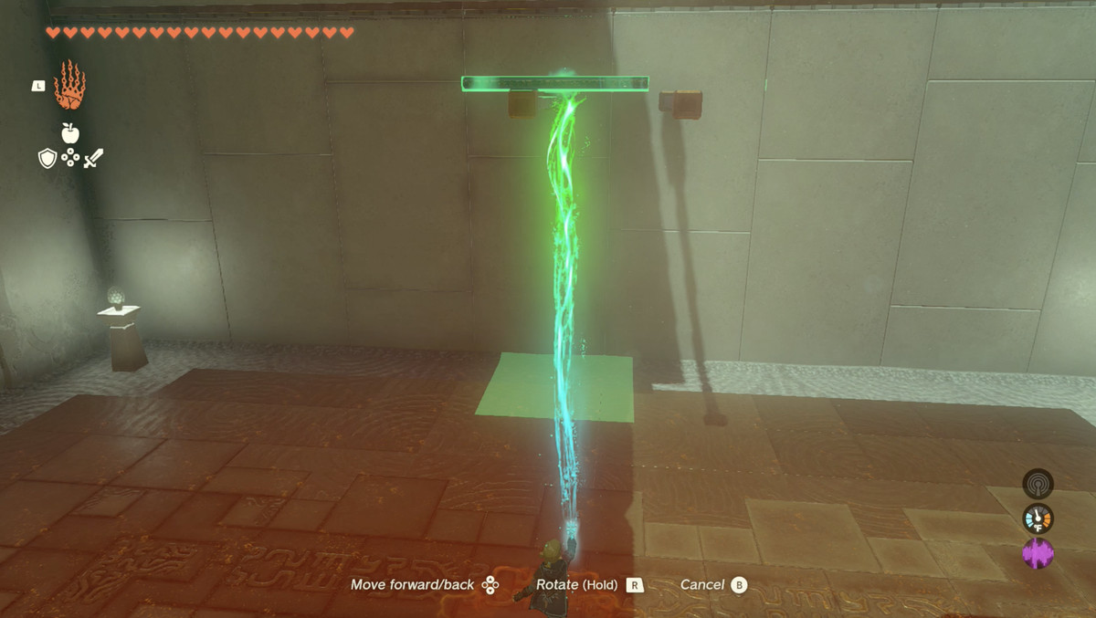 Link använder Ultrahand för att placera en metallpanel på stödbalkar på en helgedomsvägg i Zelda: Tears of the Kingdom.