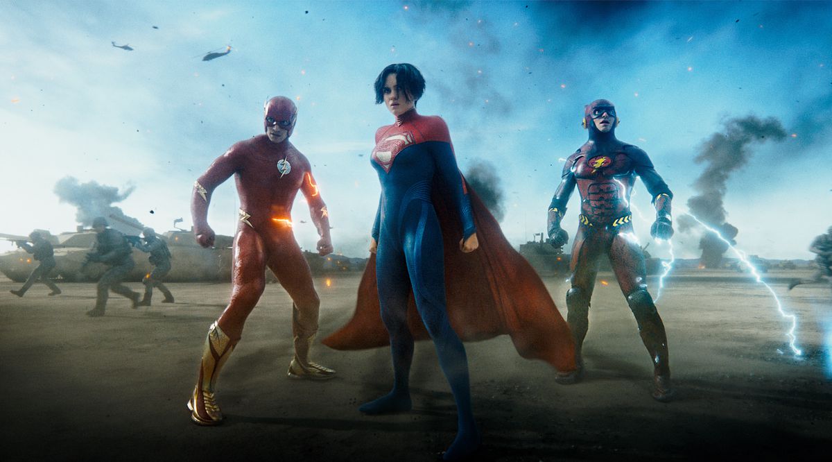 Supergirl står framför Barry Allen och hans yngre jag, var och en i sin egen Flash-dräkt, på ett slagfält omgiven av kryptoniska soldater i filmen The Flash
