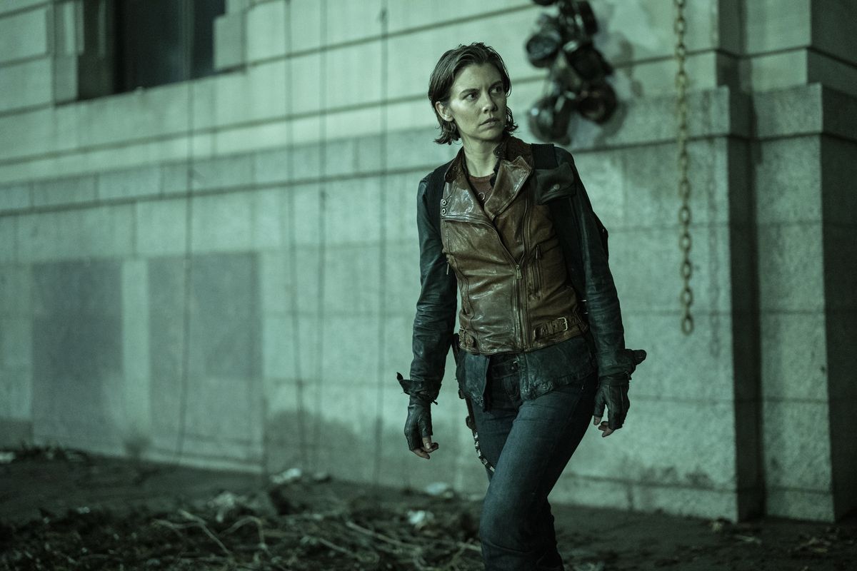 Maggie (Lauren Cohan) går och ser misstänksam ut mot något till vänster om henne i en stillbild från Dead City