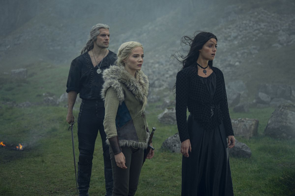 Geralt, Ciri och Yennefer står på ett stenigt fält i säsong 3 av The Witcher