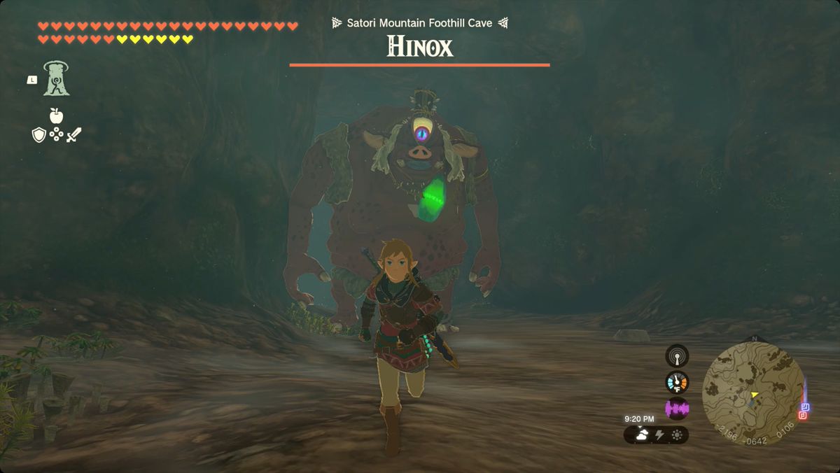 The Legend of Zelda: Tears of the Kingdom Link springer iväg från en Hinox med Usazum Shrine-kristallen runt halsen inuti Satori Mountain Foothill Cave