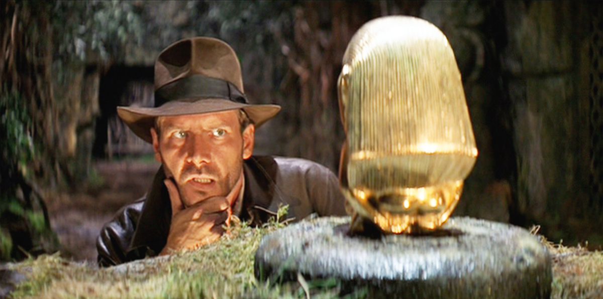 Indiana Jones funderar på idolen från Raiders of the Lost Ark