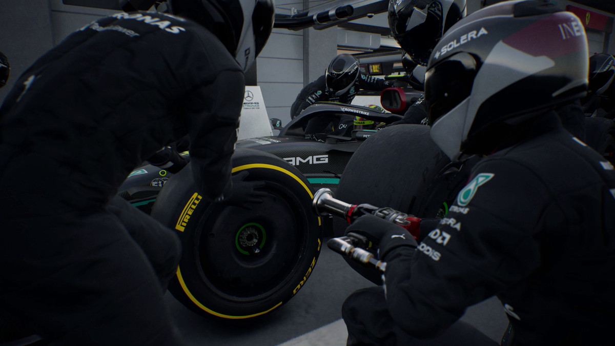 Närbild av Mercedes pit-team som byter däck i F1 Manager 2023