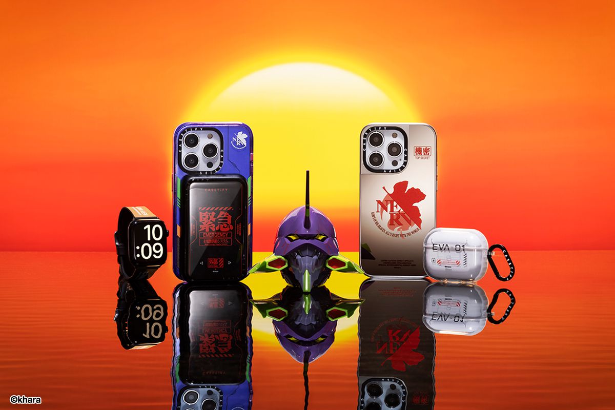 En produktbild från Casetify Neon Genesis Evangelion-samarbetet, med telefonfodral, klockarmband och AirPod Pro-fodral framför en simulerad solnedgång