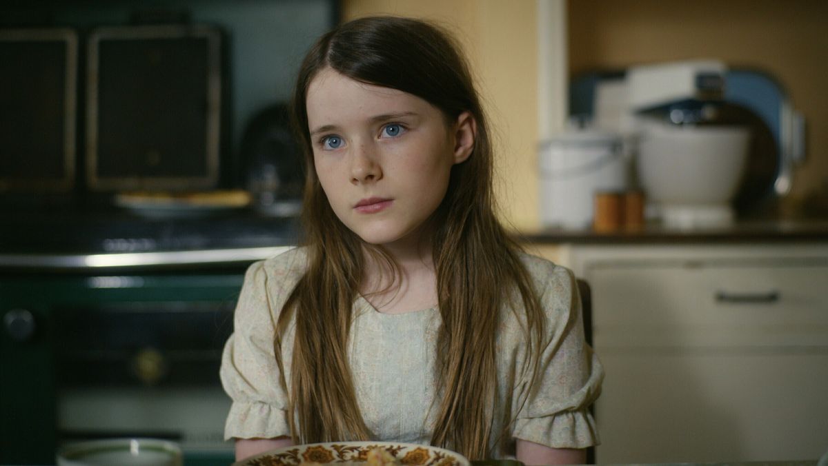 Catherine Clinch som Cáit sitter vid ett bord i The Quiet Girl.