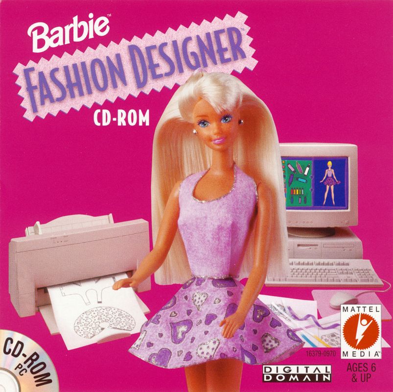 En blond Barbie-docka sitter mellan en gammal stationär dator och en skrivare i konst för Barbie Fashion Designer-spelet.