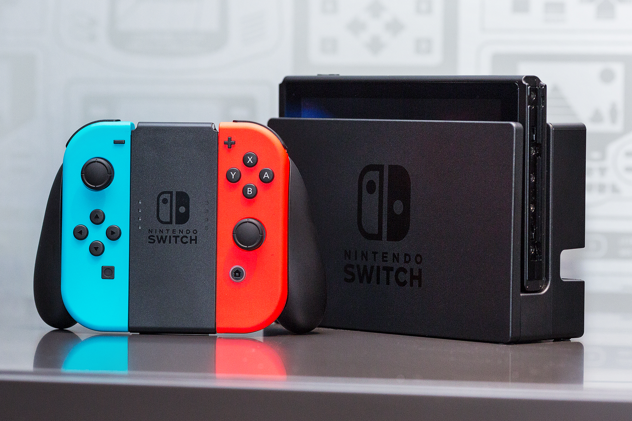 Nintendo Switch i sin docka, med Joy-Con-greppet.