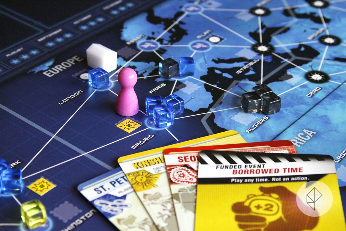 Pandemic: Legacy board som visar flera sjukdomskuber och några kort för att hantera dem.