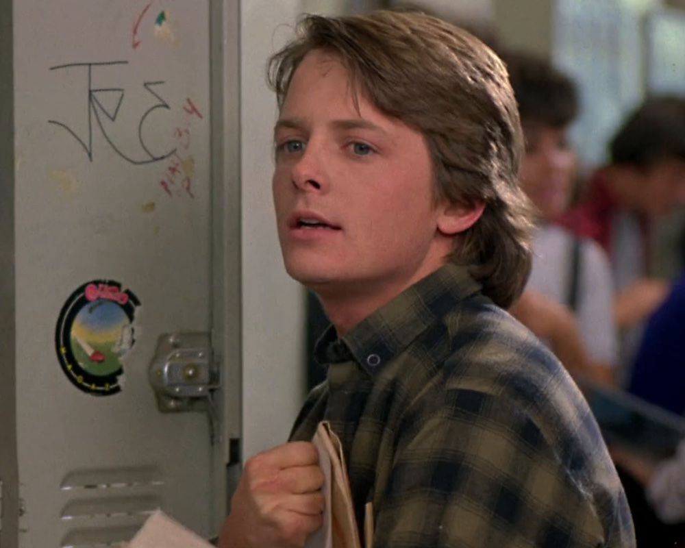 Michael J. Fox står vid sitt skåp i Teen Wolf