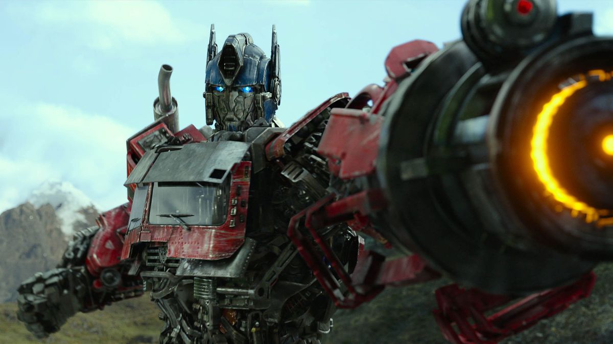 Optimus Prime (Peter Cullen) siktar på en armmonterad energikanon i Transformers: Rise of the Beasts.