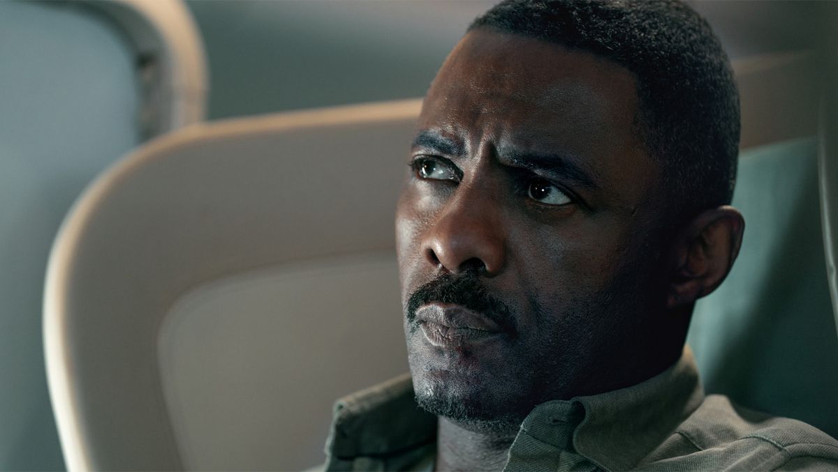 Idris Elba som Sam Nelson sitter på ett plan i Apple TV Pluss kapning