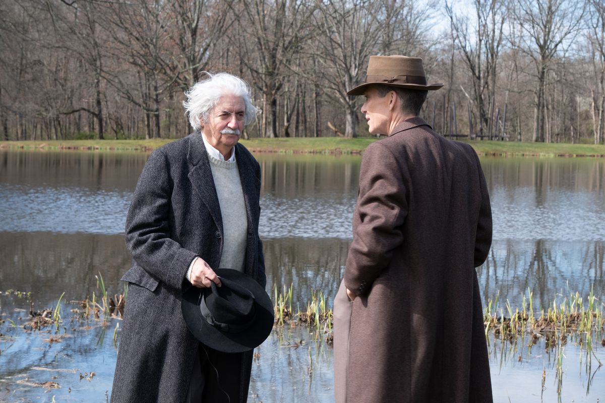 Tom Conti som Albert Einstein och Cillian Murphy är J. Robert Oppenheimer pratar vid en sjö