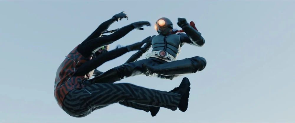 Kamen Rider (Sosuke Ikematsu) ger en spark i luften till bålen på Kumo Augment-01 (Nao Omori) i Shin Kamen Rider