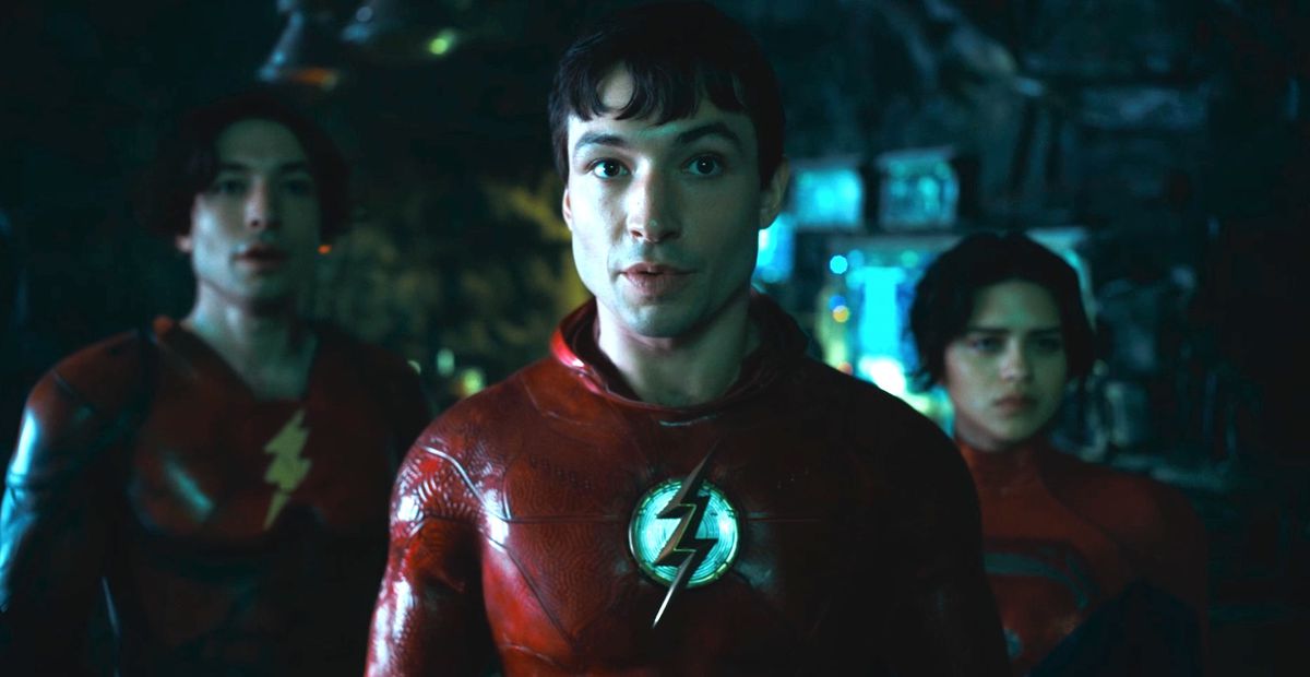Ezra Miller som The Flash of two dimensions och den nya Supergirl Sasha Calle står i batcave