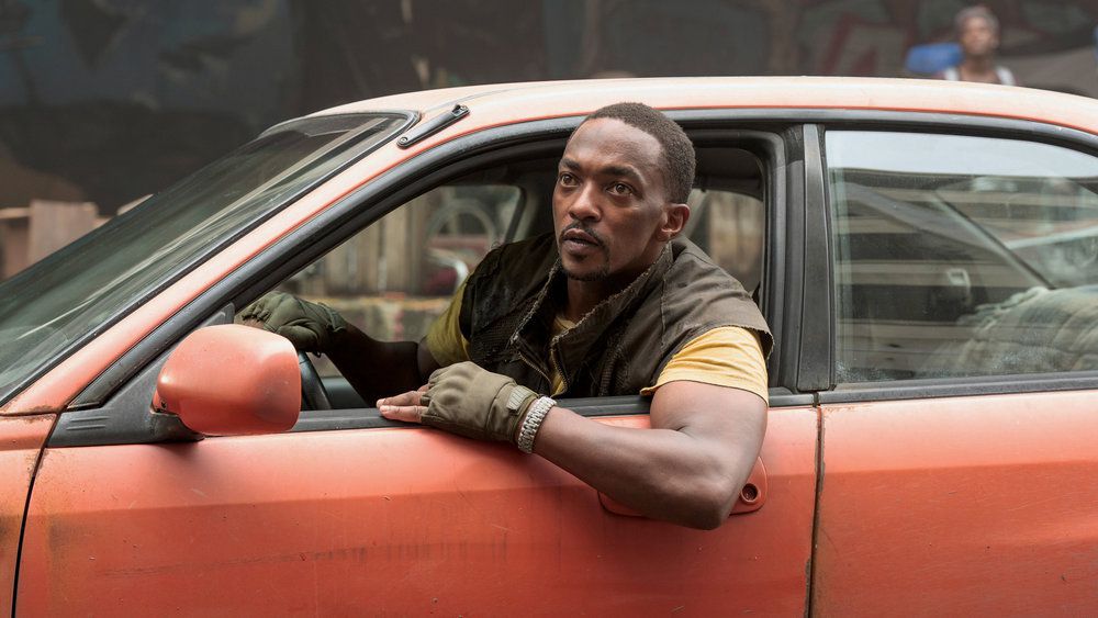 John Doe (Anthony Mackie) lutar sig ut genom fönstret på Evelyn