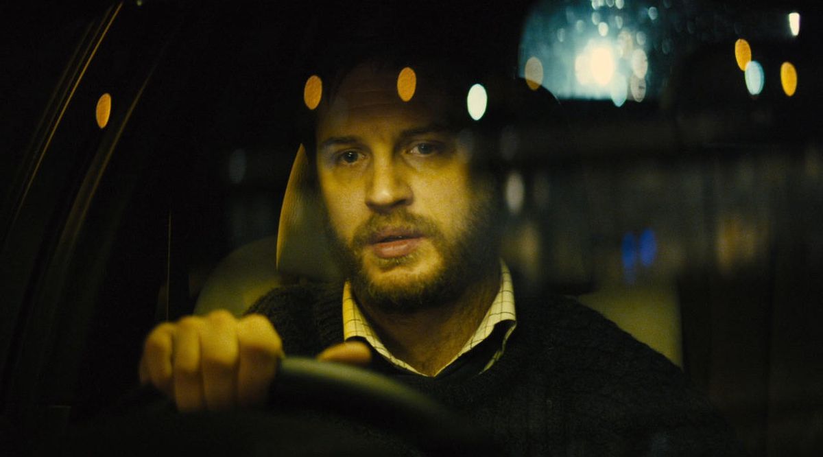 Tom Hardy som Ivan Locke stirrar tomt i djupa tankar i Locke (2013).