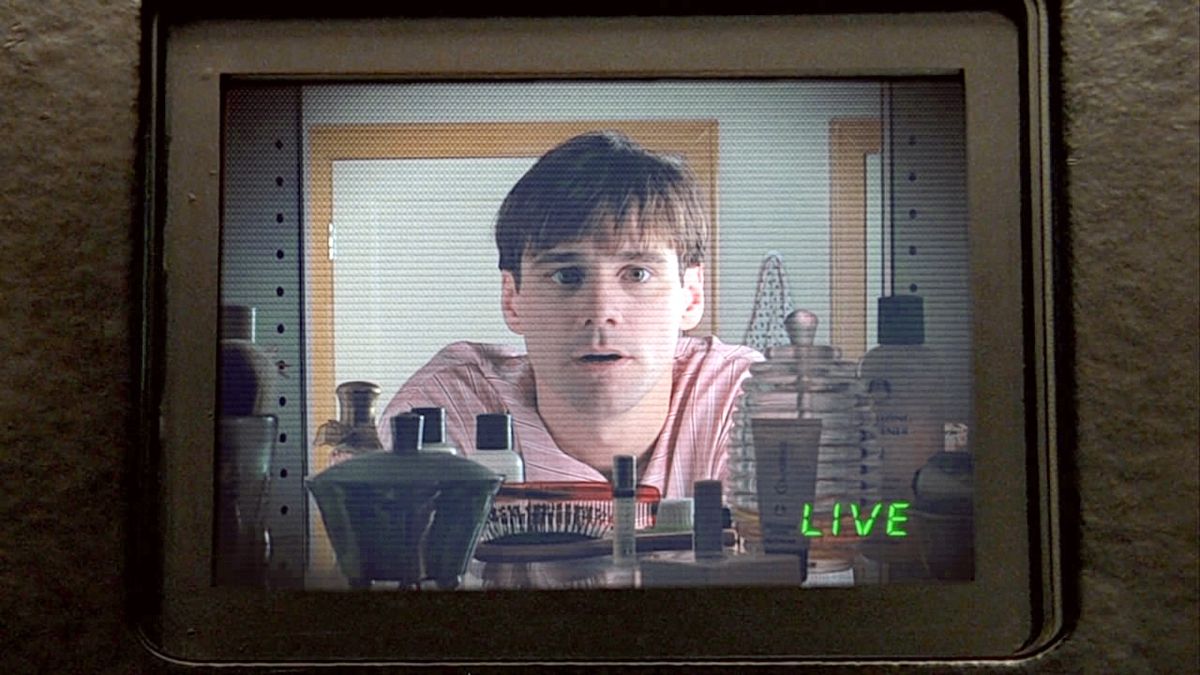 Truman (Jim Carrey) tittar i sin badrumsspegelkamera i Truman Show