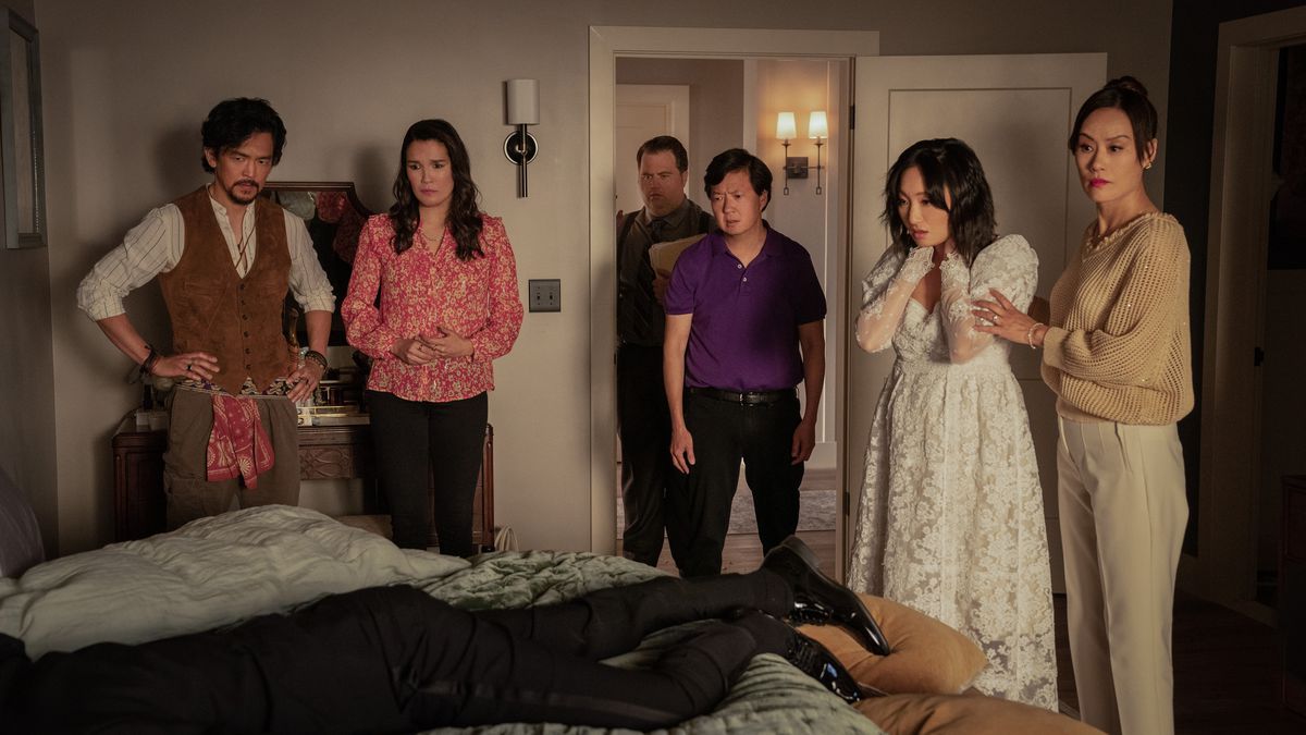 En brud och hennes chockade familj står över sängen där bålen på en död man i smoking ligger i säsong två av The Afterparty.