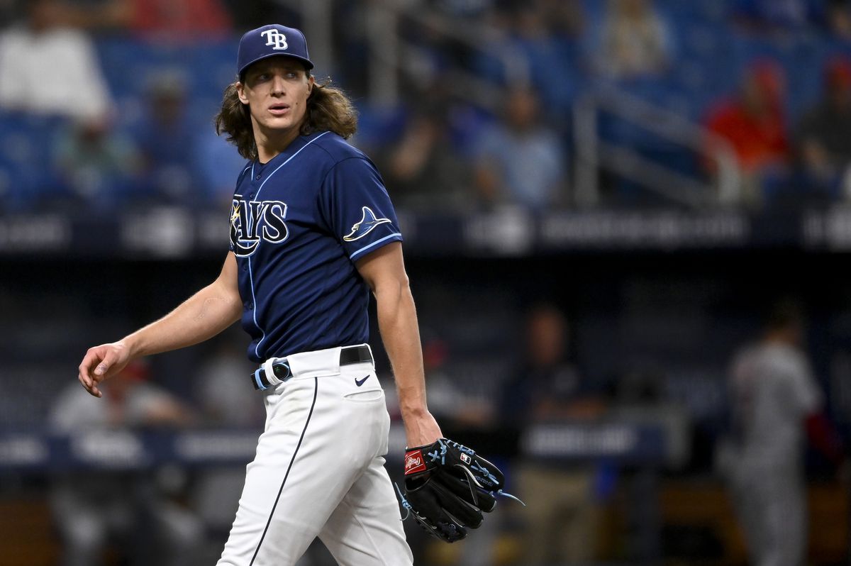 Tyler Glasnow från Tampa Bay Rays tittar över sin vänstra axel när han går av planen