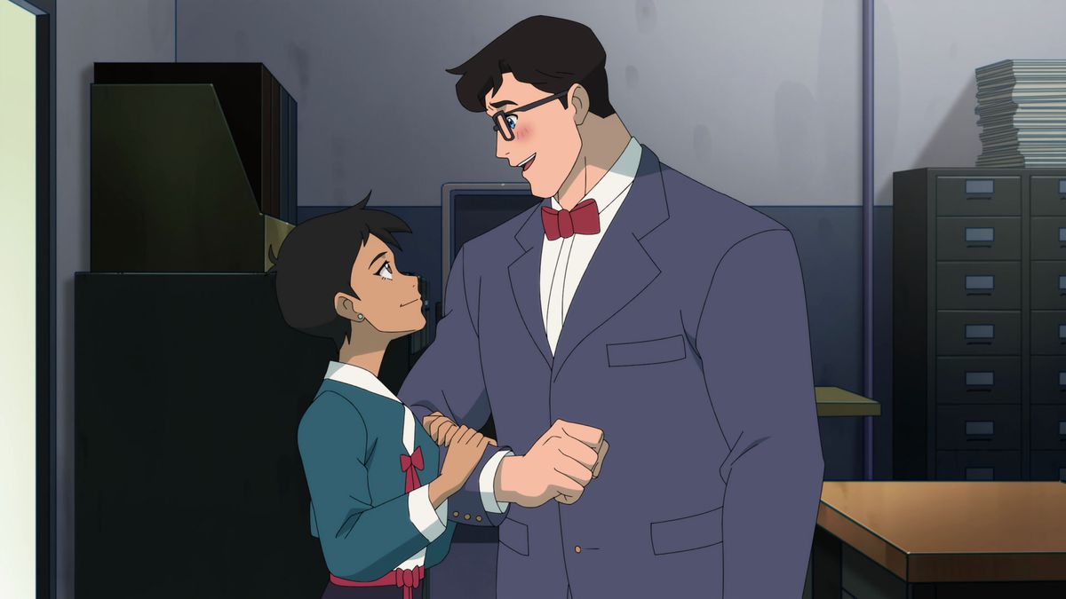 Lois, håller Clarks arm medan han rodnar och tittar ner på henne i en stillbild från My Adventures with Superman