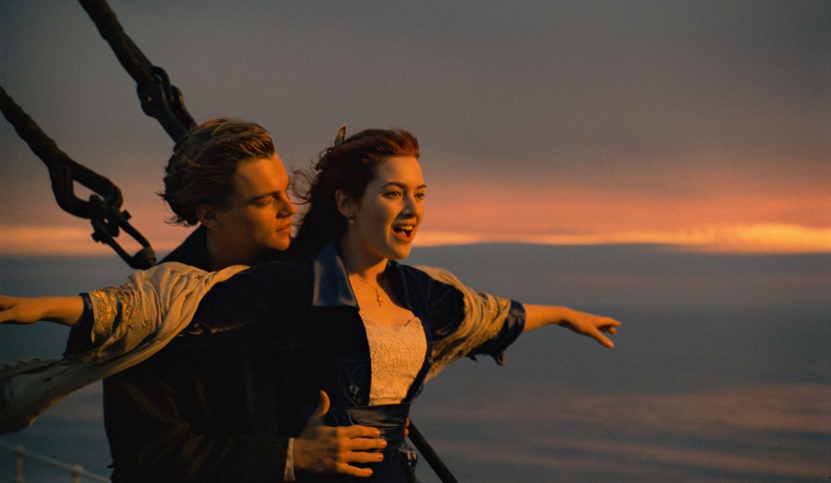 Jack (Leonardo DiCaprio) och Rose (Kate Winslet) står på toppen av Titanic fören i Titanic.