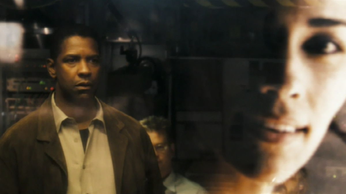 Denzel Washington som specialagent Douglas Carlin tittar på en tidigare projektion av sin döda fru i Deja Vu.