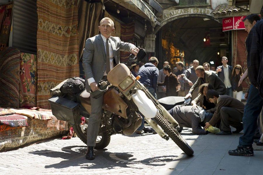 Daniel Craig som James Bond (007) på en motorcykel i Skyfall