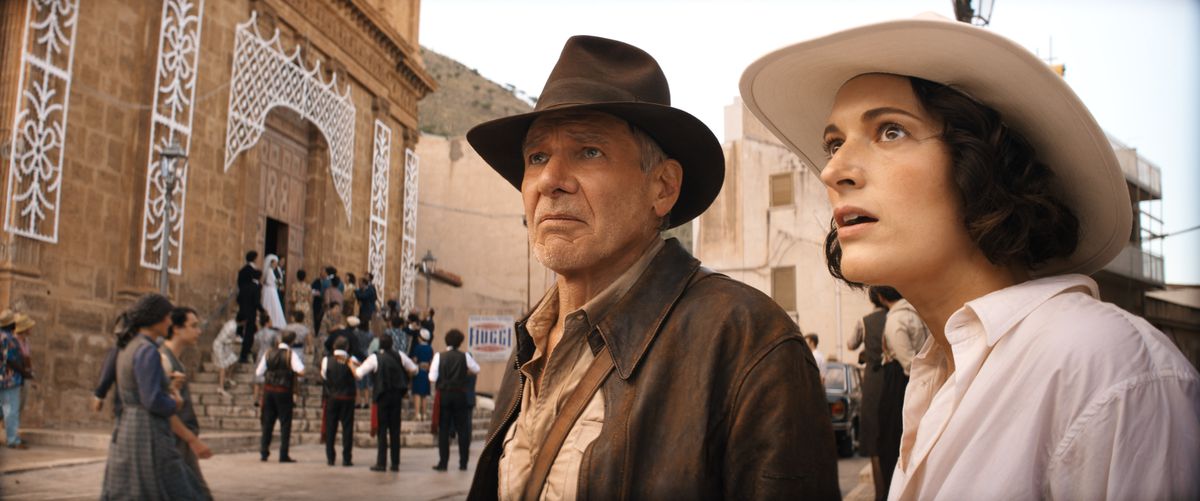 En stillbild från Indiana Jones and the Dial of Destiny;  Indy (till vänster) och den nya rivalen/partnern Helena Shaw (höger), båda iklädda fedoras, ser något på Tangers gator.
