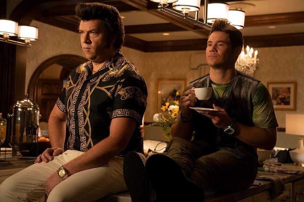 Danny McBride och Adam Devine sitter på en bänkskiva i bestörtning som Jesse och Kelvin Gemstone i säsong 3 av HBO:s The Righteous Gemstones