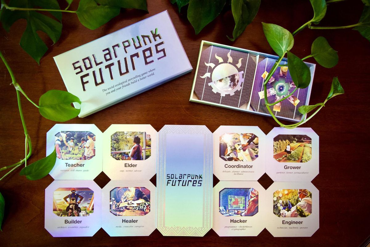 Kort från Solarpunk Futures är fyrkantiga och får plats i en liten låda.  Klasserna inkluderar lärare, äldste, koordinator, odlare, byggare, healer, hackare och ingenjör.