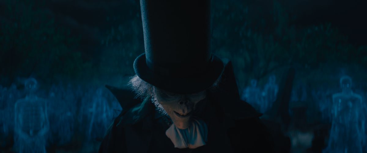 Jared Leto som Hatbox Ghost, en olycksbådande figur med ett skelettansikte, iklädd hög hatt