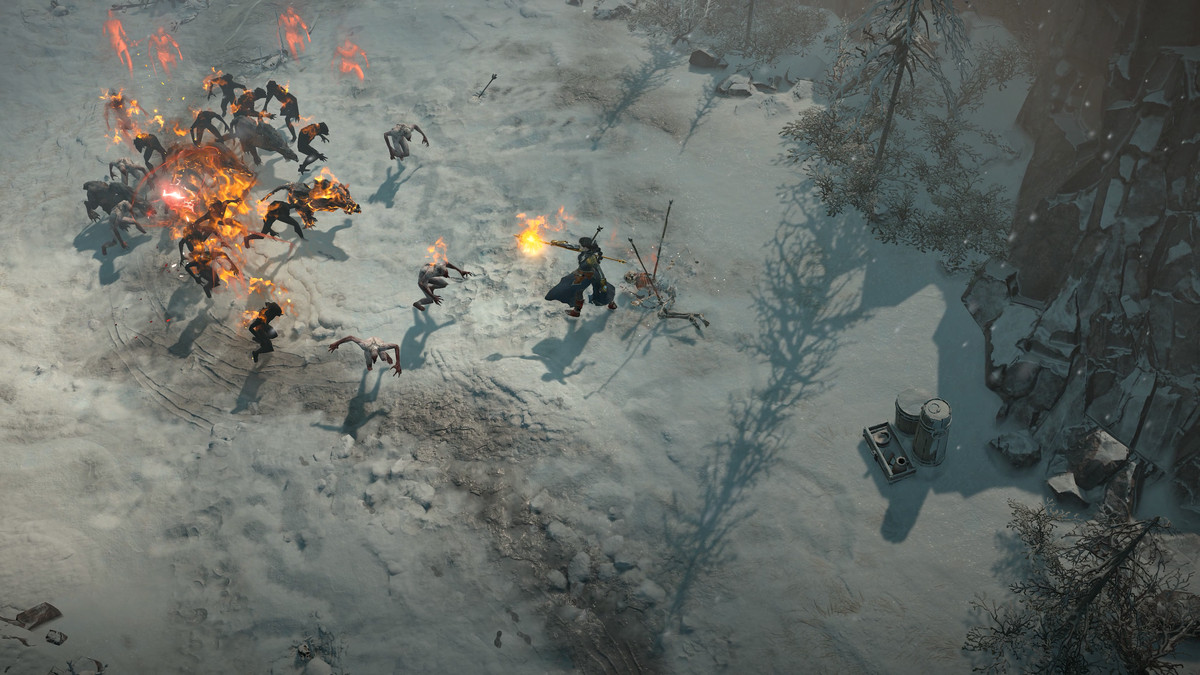 En spelare attackerar fiender i en snöig tundra i Diablo 4 och använder kraftfull flammmagi för att avvärja sina fiender.