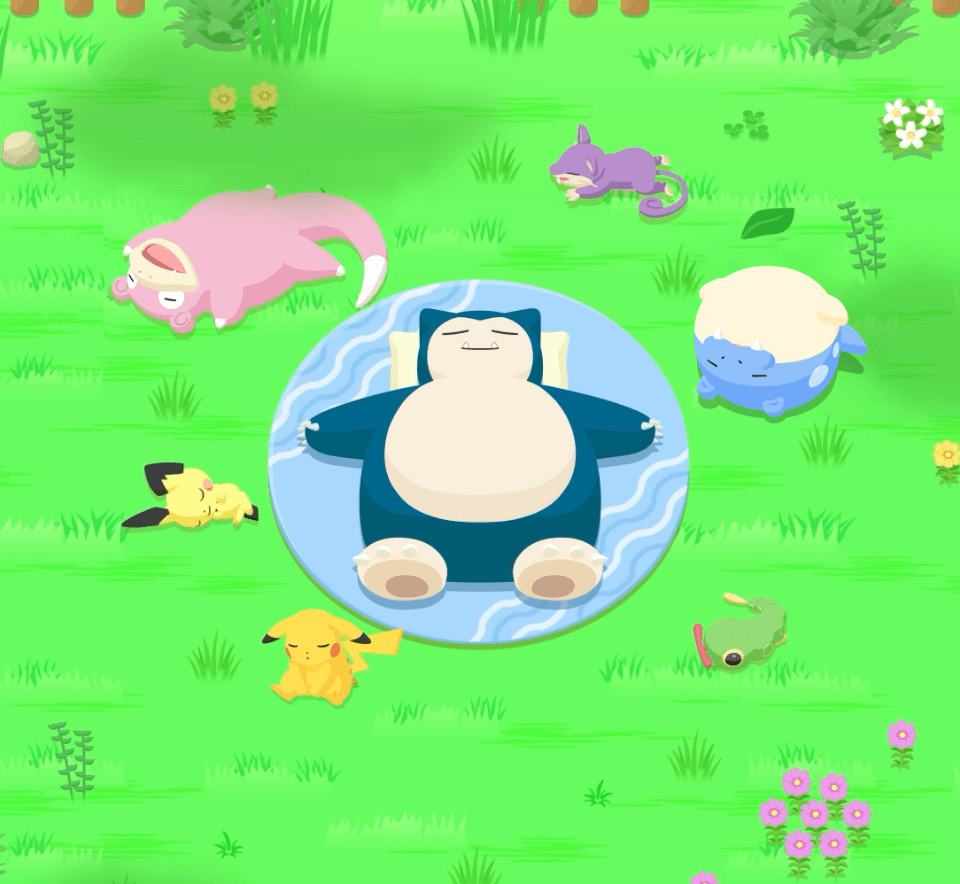 En bild från Pokémon Sleep som visar en Snorlax som sover på en rund filt i mitten, med andra sovande Pokémon i gräset som omger Snorlaxens filt