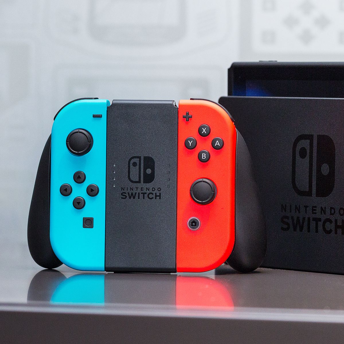 Nintendo Switch i sin docka, med Joy-Con-greppet.