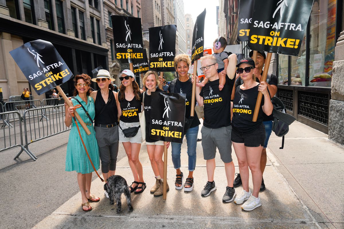 En grupp SAG-skådespelare som håller piketskyltar i New York City.