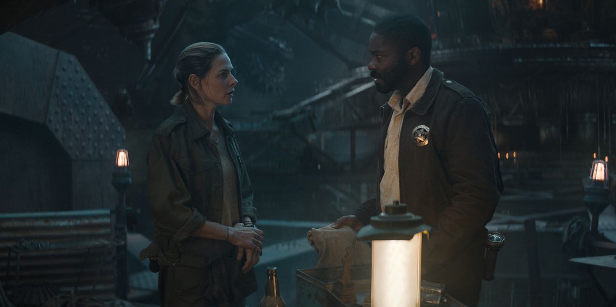 Juliet (Rebecca Ferguson) och sheriffen (David Oyelowo) står och pratar i en stillbild från Silo säsong 1