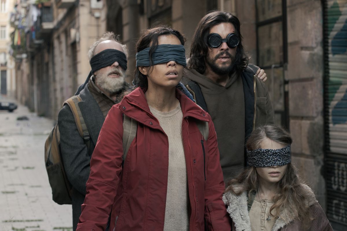 (LR) Gonzalo De Castro som Roberto, Georgina Campbell som Claire, Mario Casas som Sebastian, Naila Schuberth som Sofia i Bird Box Barcelona.